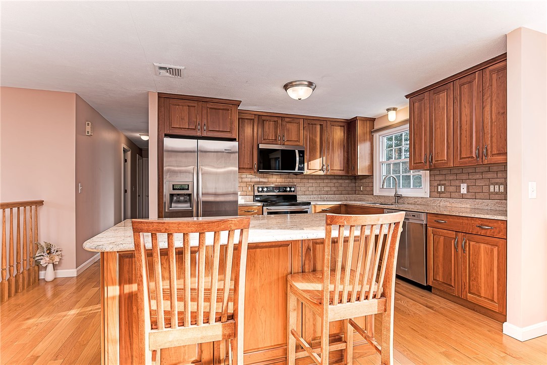 102 Moccasin Trail Cranston, RI 02921 - Photo 4 of 47