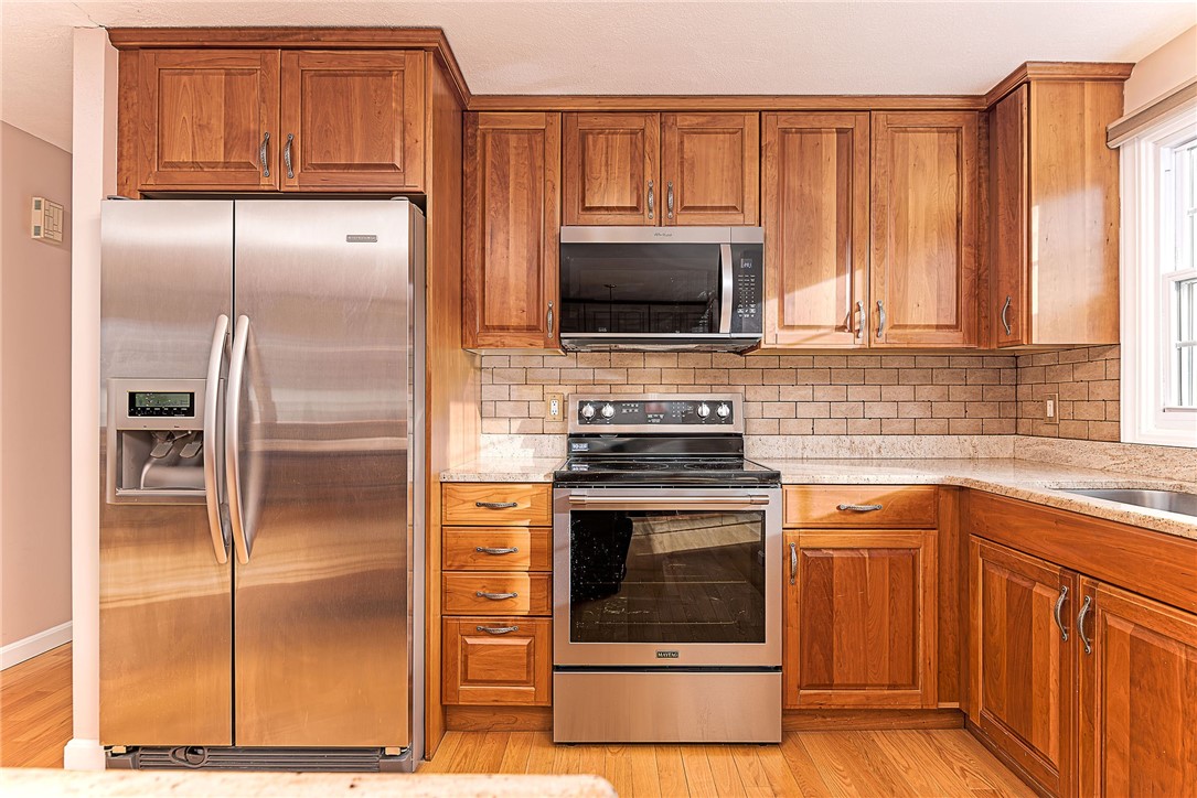 102 Moccasin Trail Cranston, RI 02921 - Photo 7 of 47