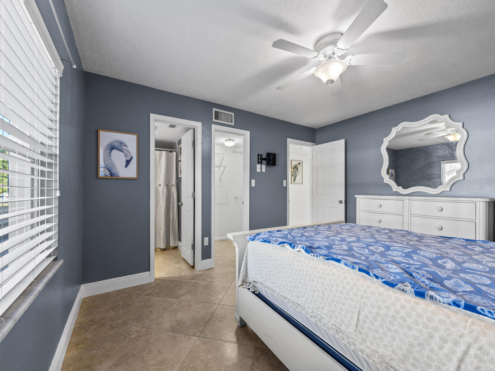 40 High Point Road, Unit D102 Tavernier, FL 33070 - Photo 20 of 37 a bedroom with a large bed and a chandelier