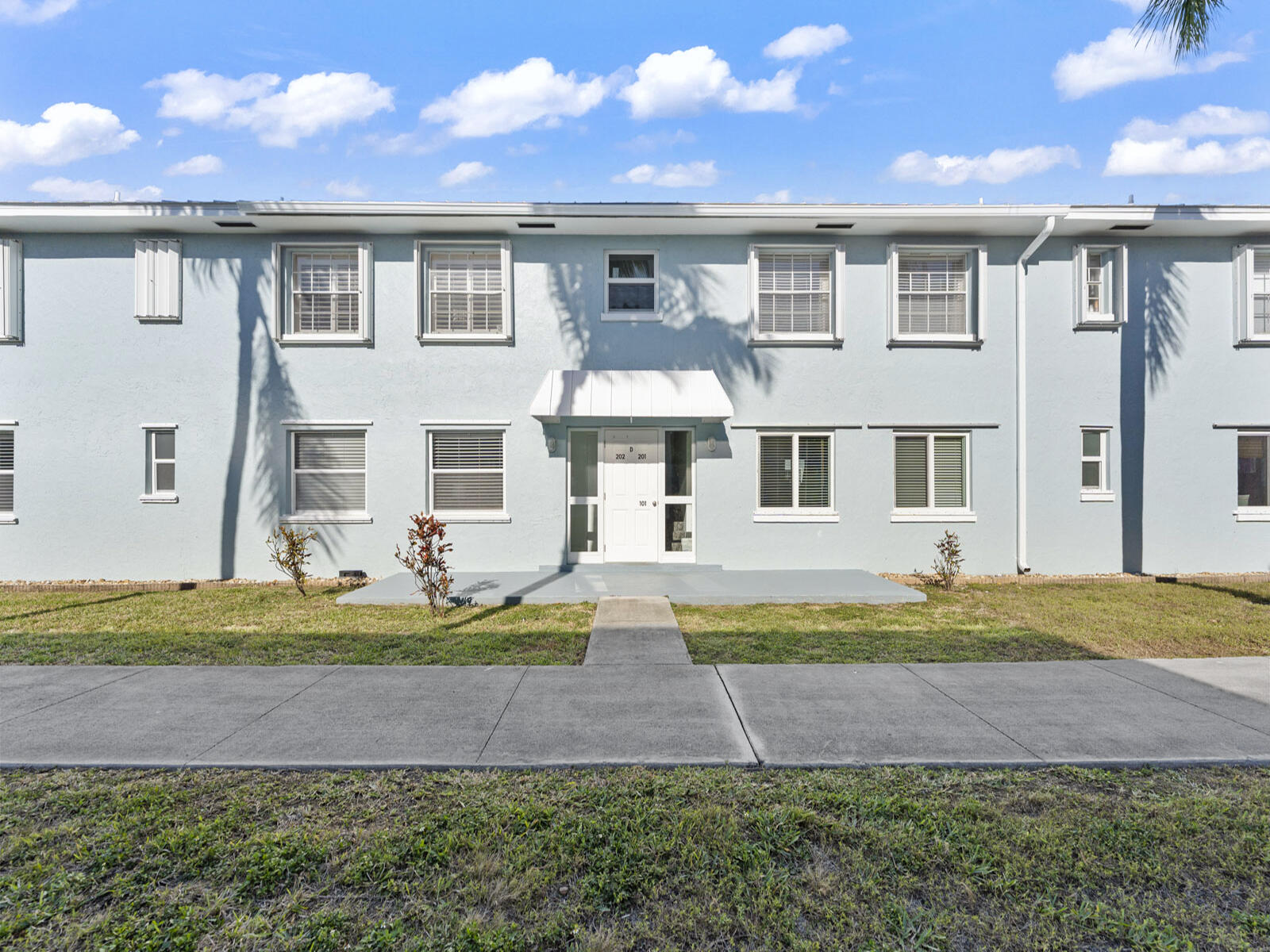 40 High Point Road, Unit D102 Tavernier, FL 33070 - Photo 36 of 37 a front view of a house with a yard