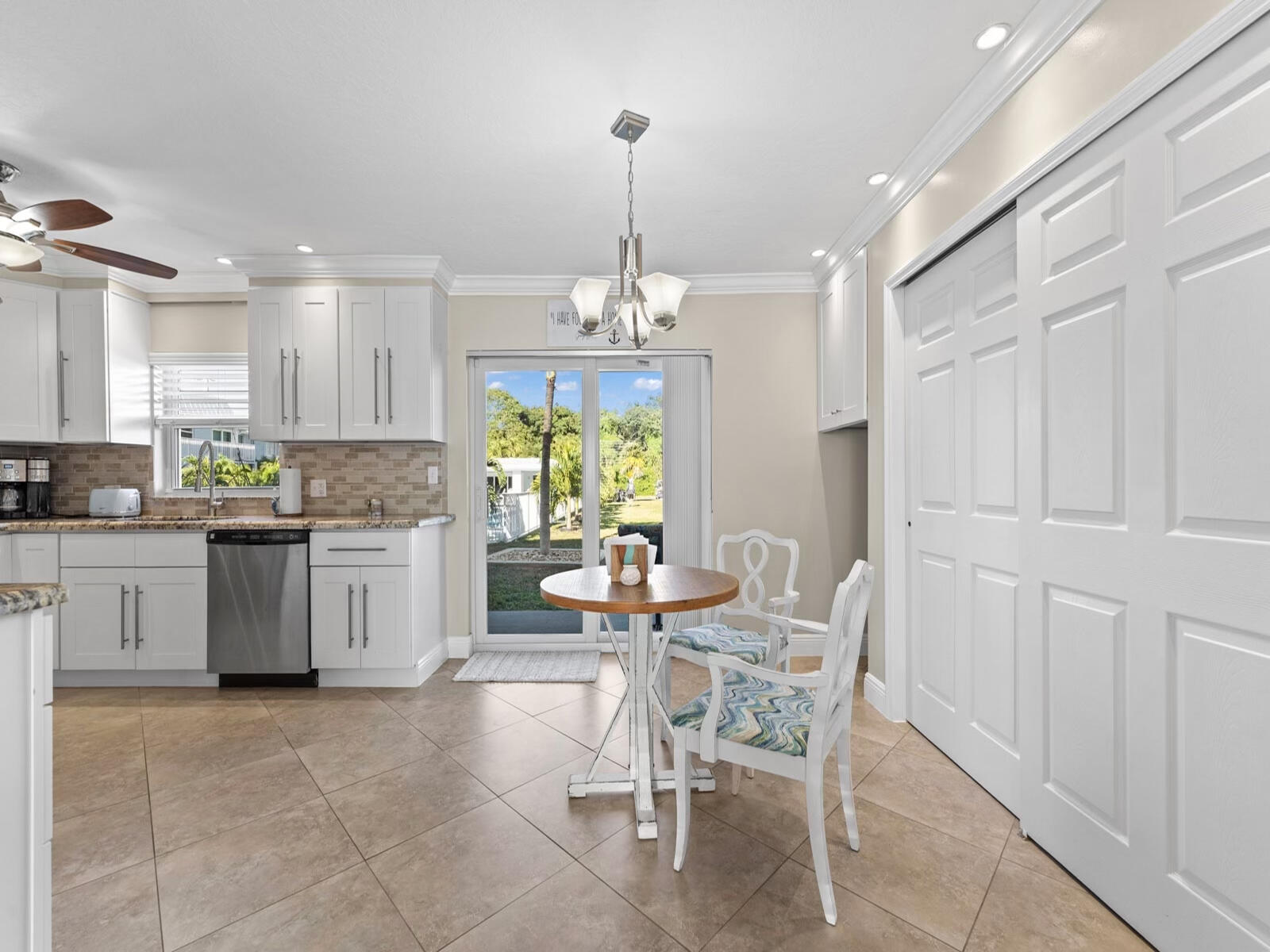 40 High Point Road, Unit D102 Tavernier, FL 33070 - Photo 6 of 37 a kitchen with a table chairs refrigerator and cabinets