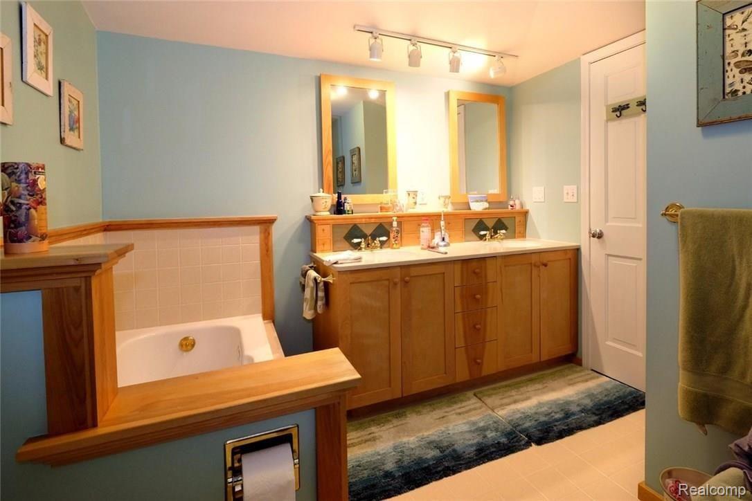 2829 Newport Road Ann Arbor, MI 48103 - Photo 19 of 42 19.jpg
