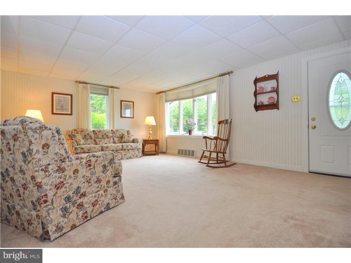 37 Fairview Road Broomall, PA 19008 - Photo 3 of 18 Living Room