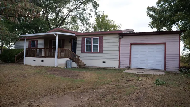 a view of a house with a backyard