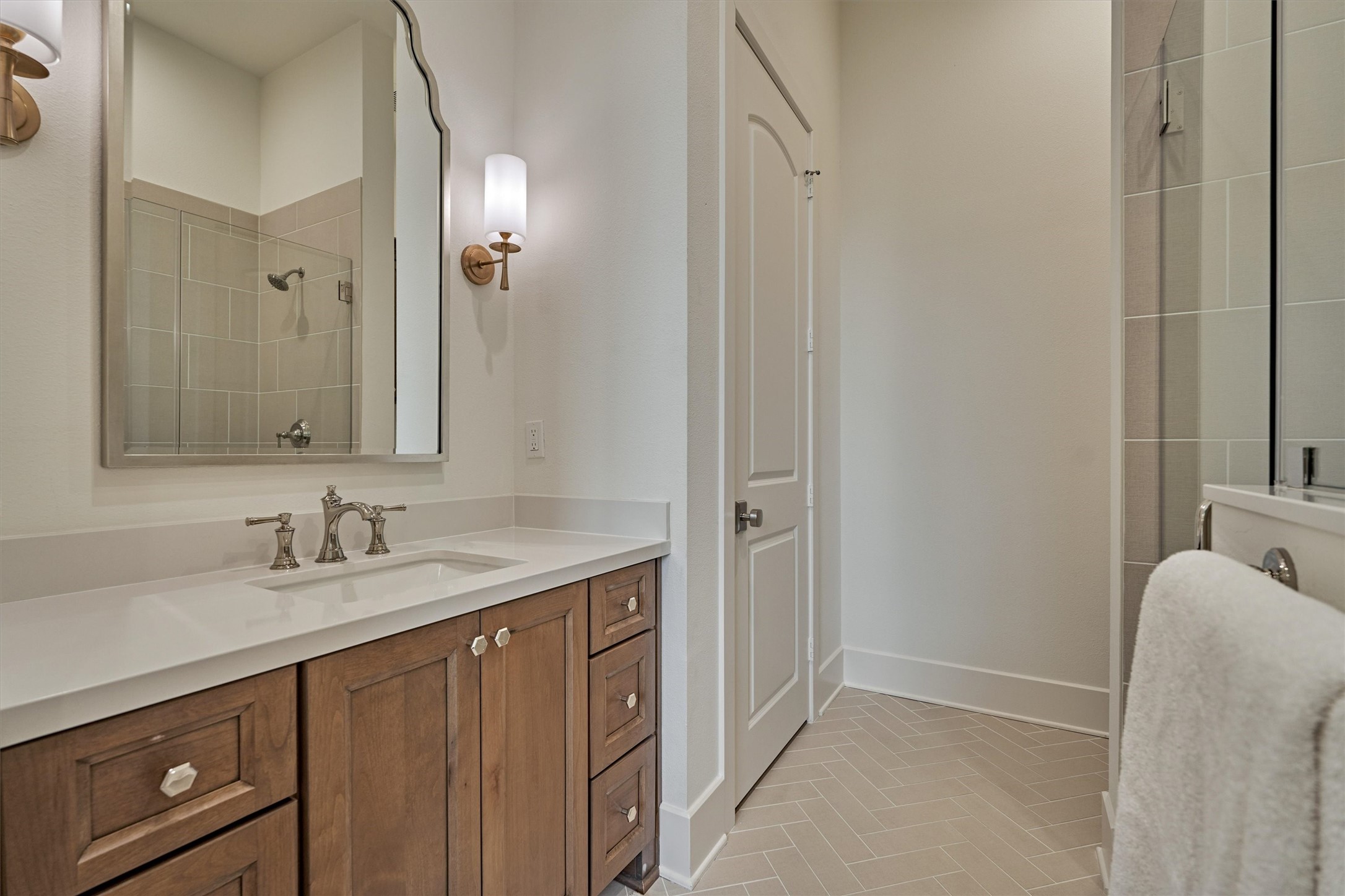 7715 Morgans Pond Court Spring, TX 77389 - Photo 24 of 50 First floor ensuite bath. Photo is virtually staged/enhanced.