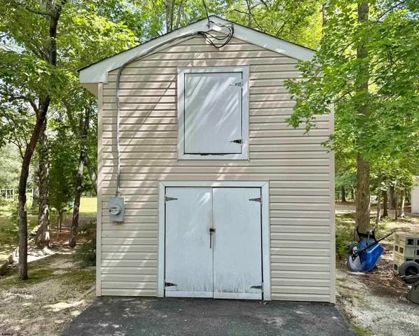 a view of a small house with yard