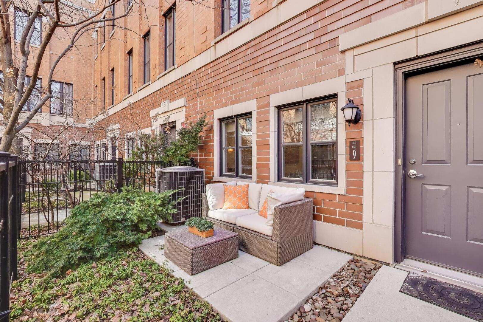 1137 West Monroe Street, Unit 9 Chicago, IL 60607 - Photo 4 of 31 a house view with a outdoor space