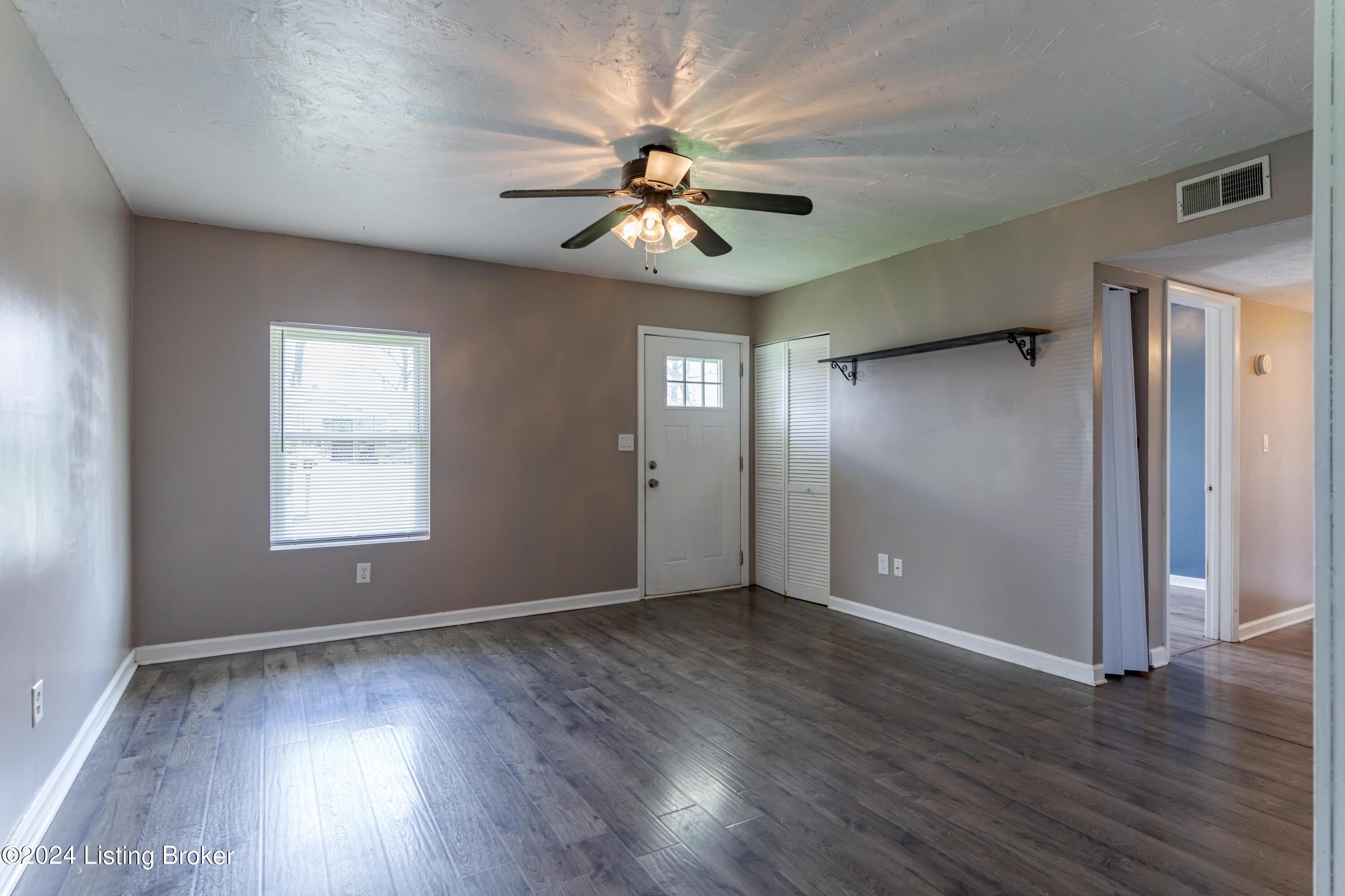 266 Dale Road Louisville, KY 40229 - Photo 7 of 39 Living Room