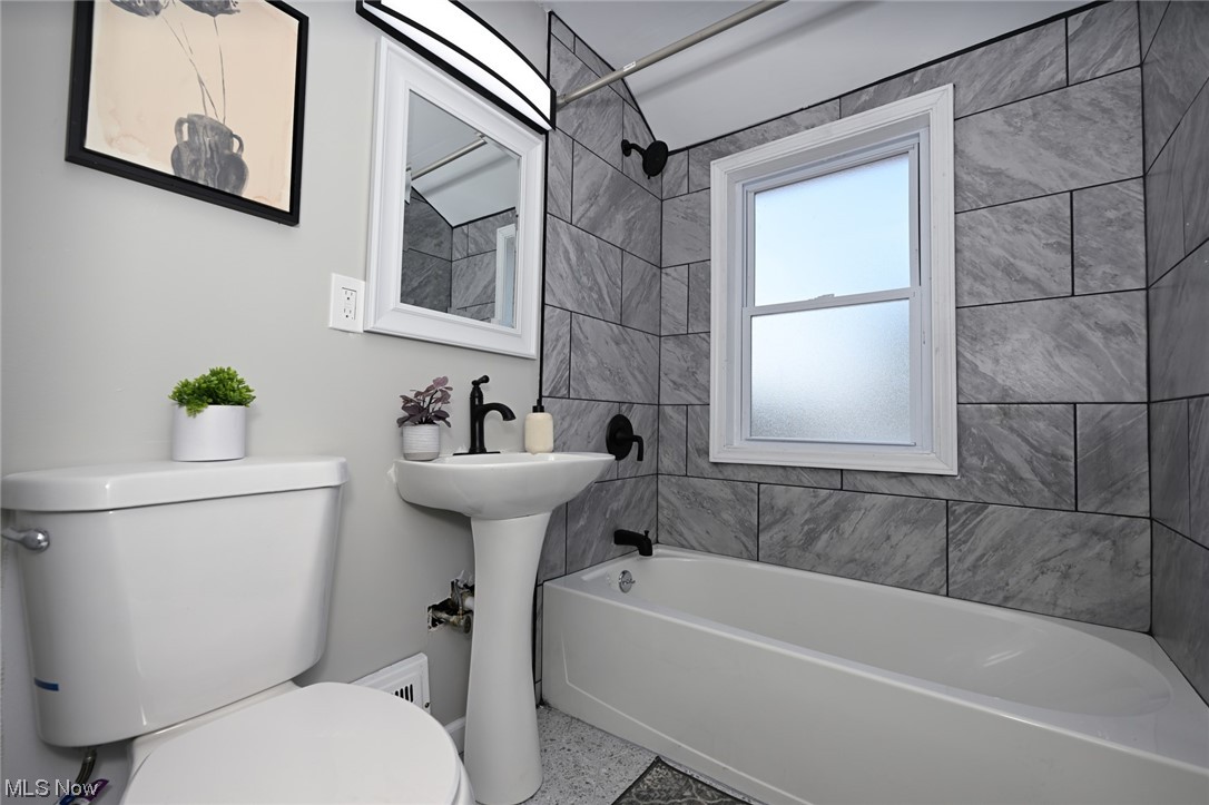 4446 Roadoan Road Brooklyn, OH 44144 - Photo 25 of 28 View of full Bathroom