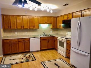 950 Riversedge Circle Annapolis, MD 21401 - Photo 8 of 32 EAT IN KITCHEN W/ NEWER COUNTERS/BACKSPLASH