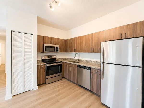 $2,200 | 4250 Lakewood Road, Unit 204, Lake Worth Beach, FL 33461