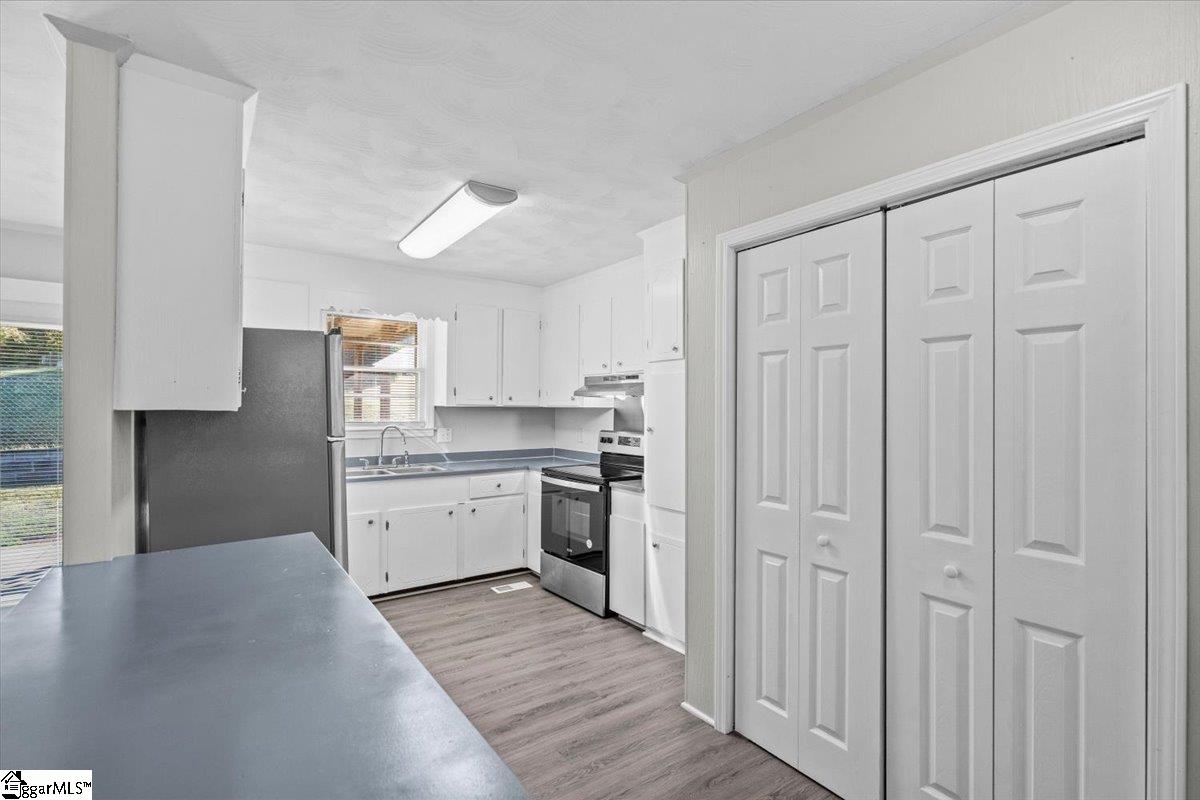 161 Oak Street Boiling Springs, SC 29316 - Photo 8 of 36