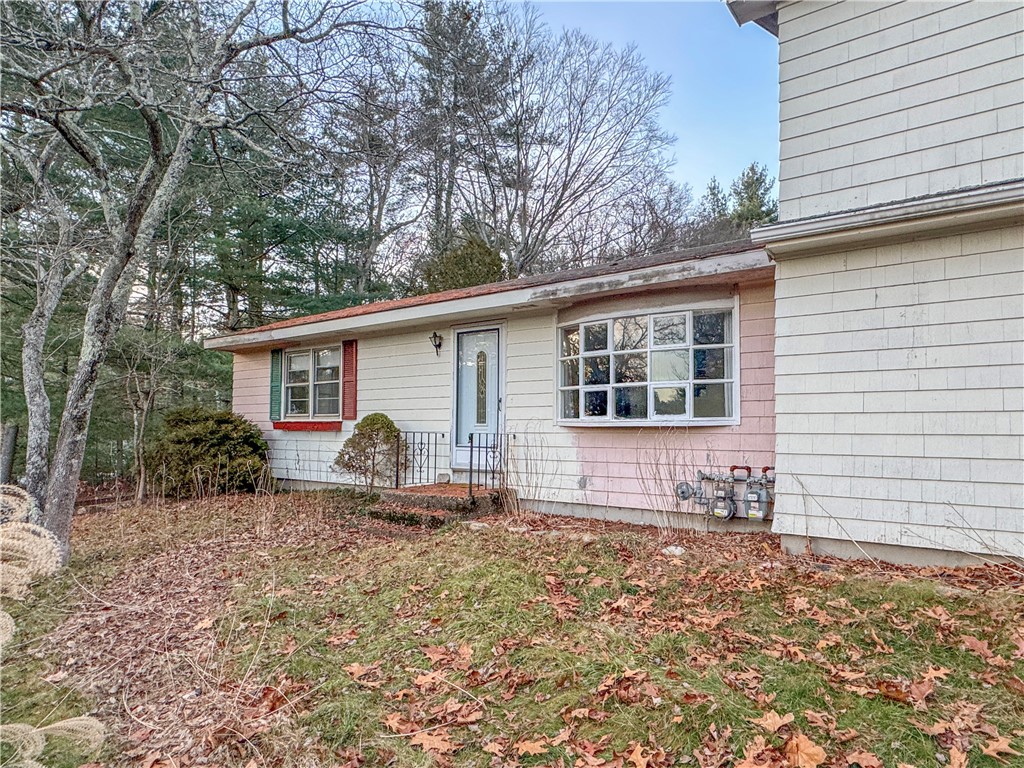 1361 Hope Road Cranston, RI 02831 - Photo 5 of 18