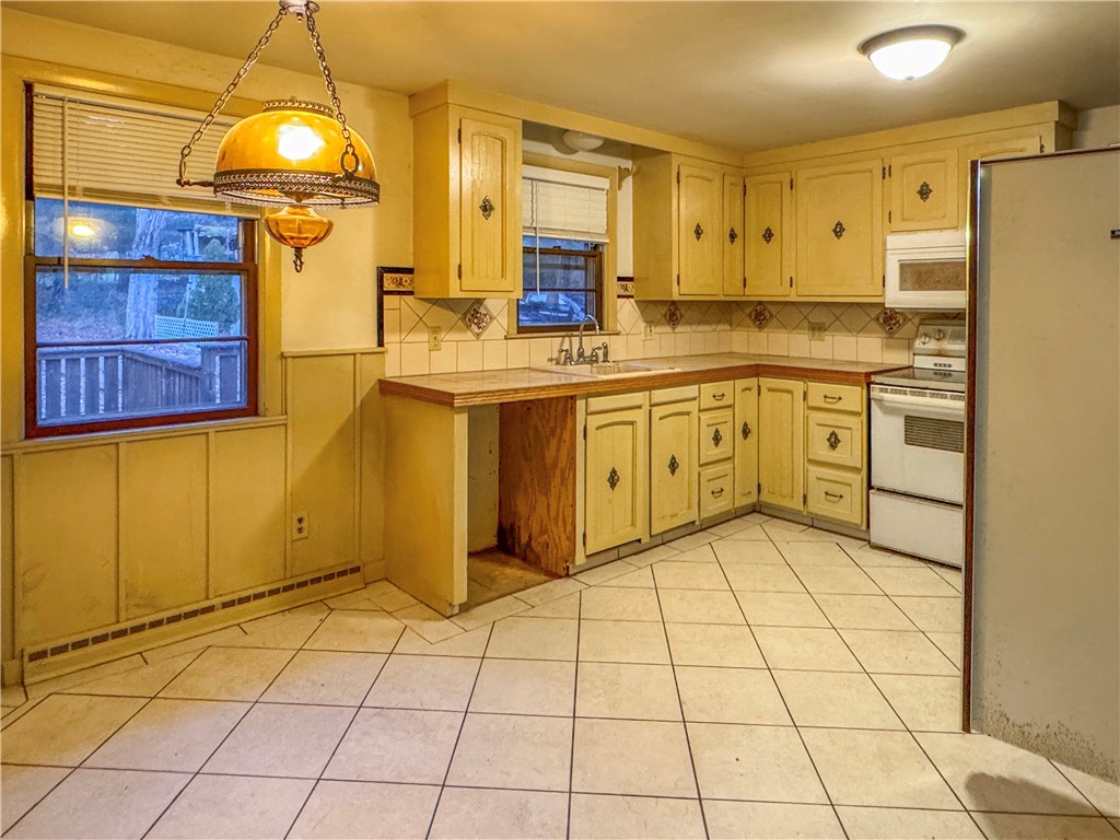 1361 Hope Road Cranston, RI 02831 - Photo 8 of 18