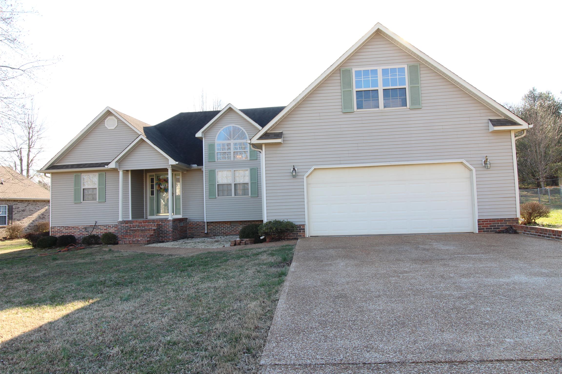 a view of front a house with a yard