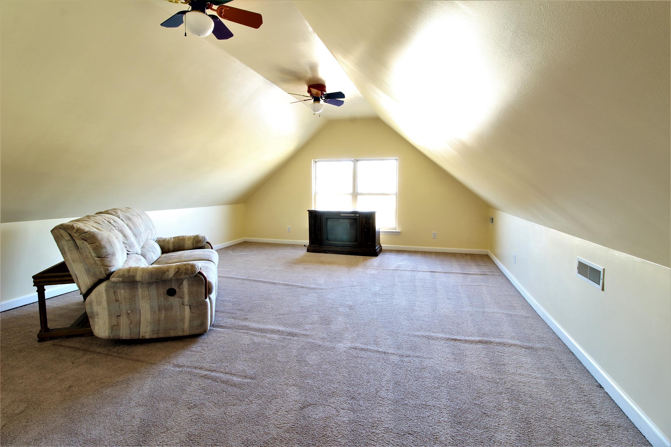 176 Simons Boulevard Morrison, TN 37357 - Photo 20 of 21 a living room with furniture and a window