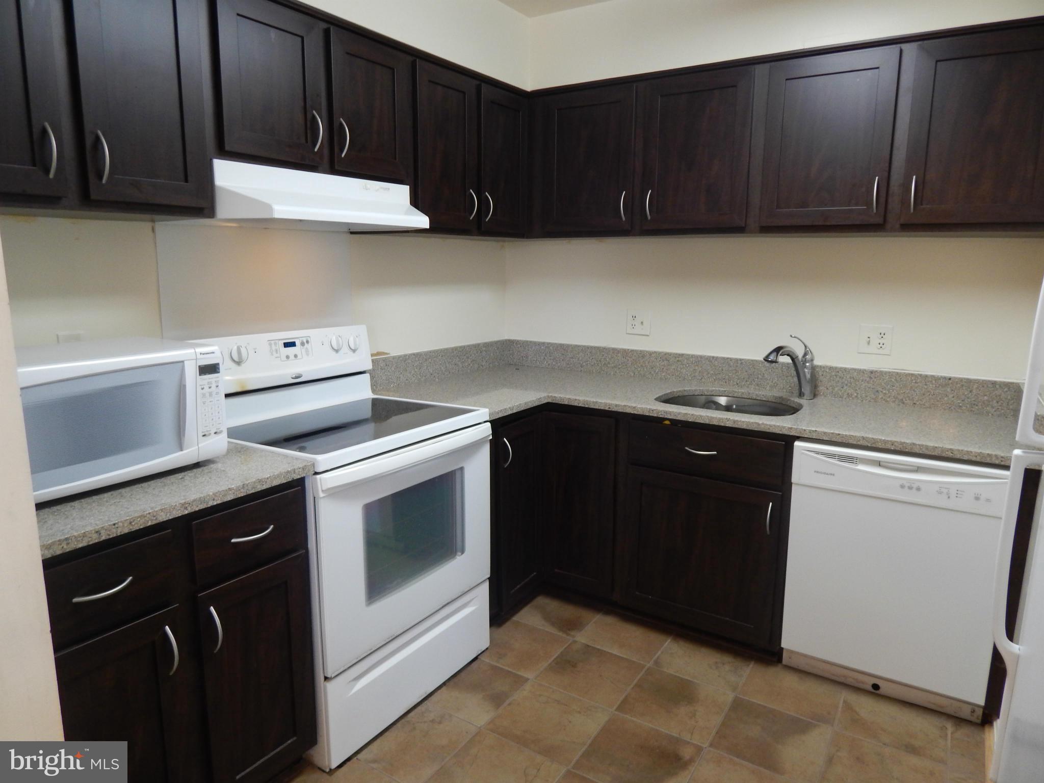 6151 Edsall Road, Unit J Alexandria, VA 22304 - Photo 4 of 13 Kitchen