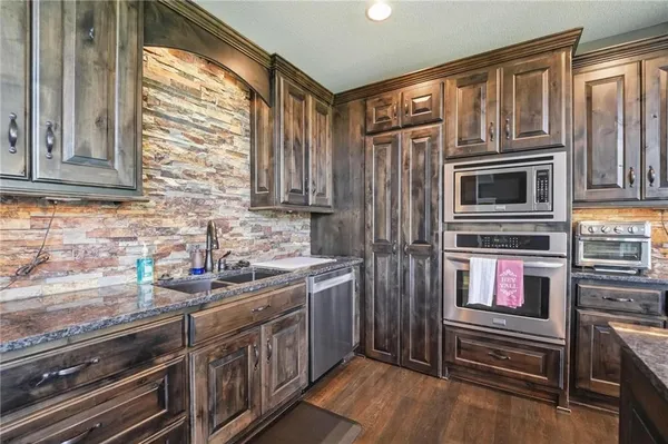$1,300,000 | 10509 North Hedges Avenue, Kansas City, MO 64157