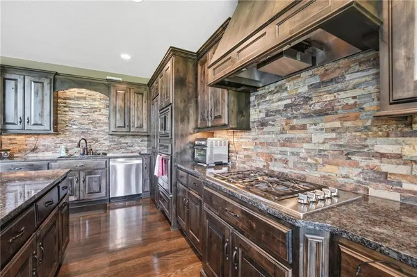 $1,300,000 | 10509 North Hedges Avenue, Kansas City, MO 64157
