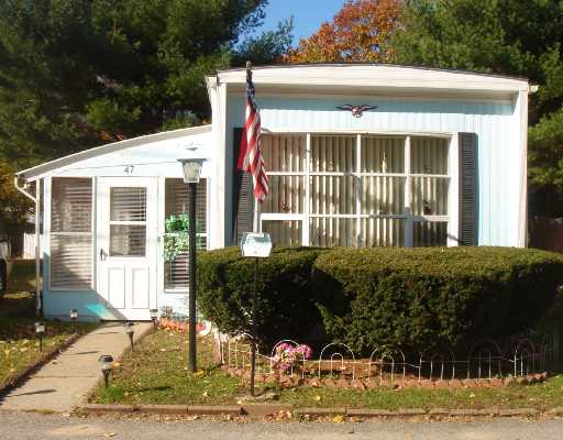 979 47 Tollgate Road Warwick, RI 02886 - Photo 1 of 7 Exterior Front.