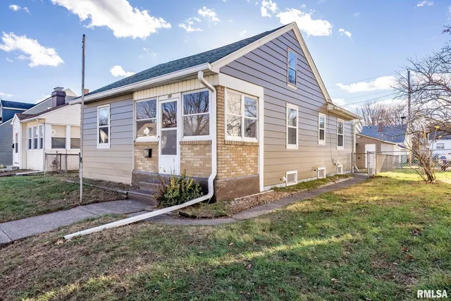 a view of a house with backyard