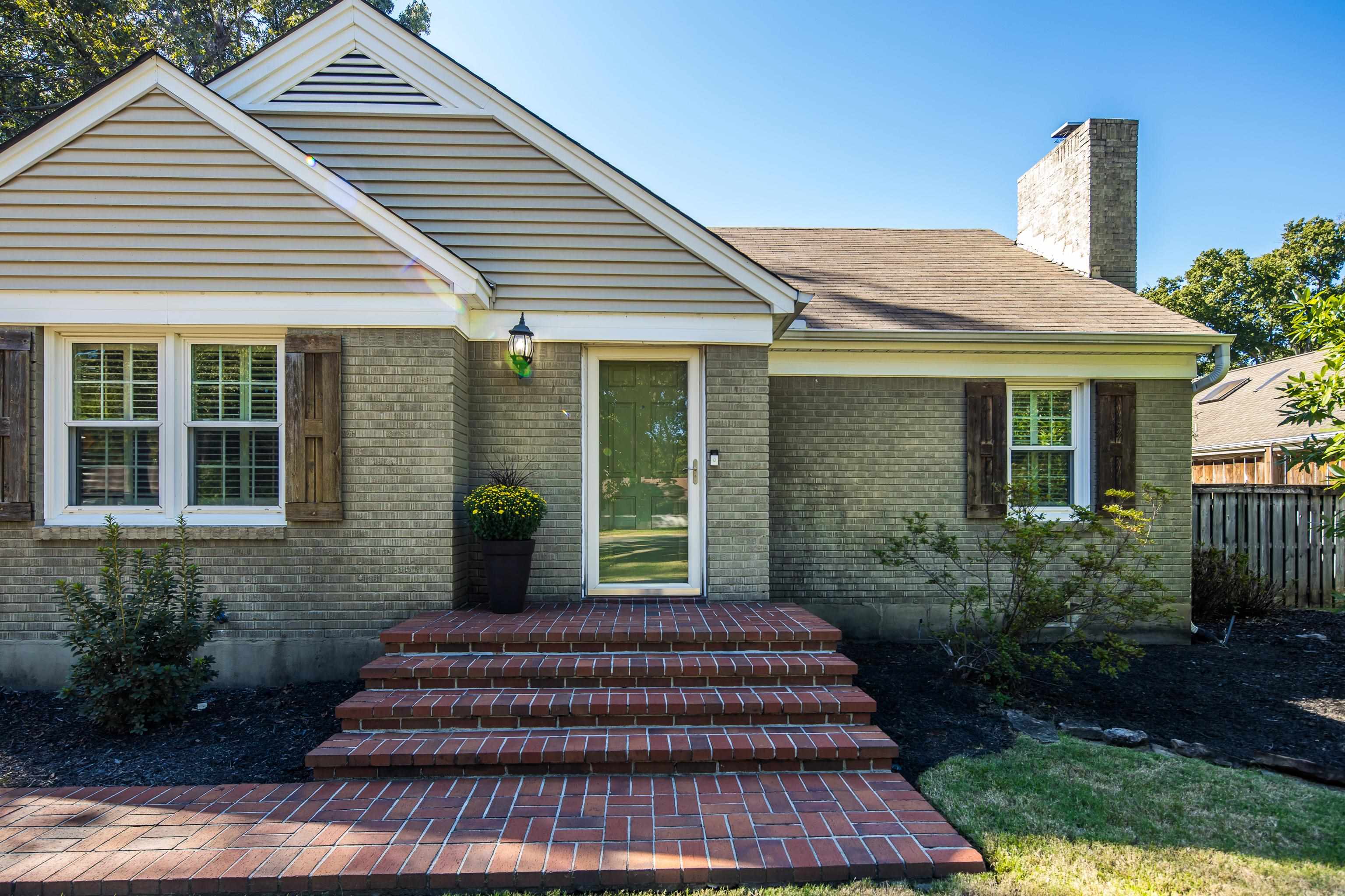 73 North Goodlett Street Memphis, TN 38117 - Photo 2 of 36 a front view of a house with garden