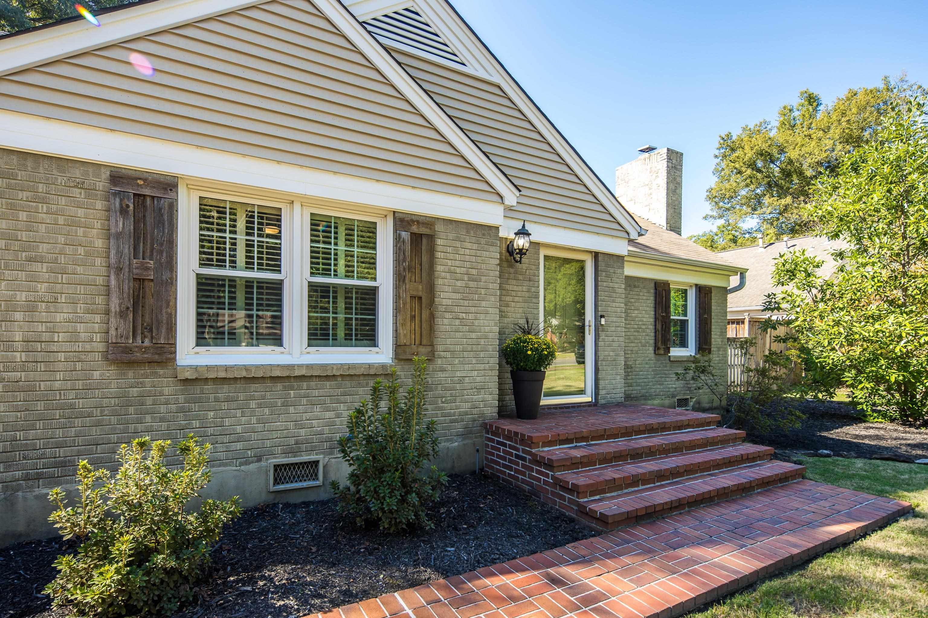 73 North Goodlett Street Memphis, TN 38117 - Photo 3 of 36 a front view of a house with a garden