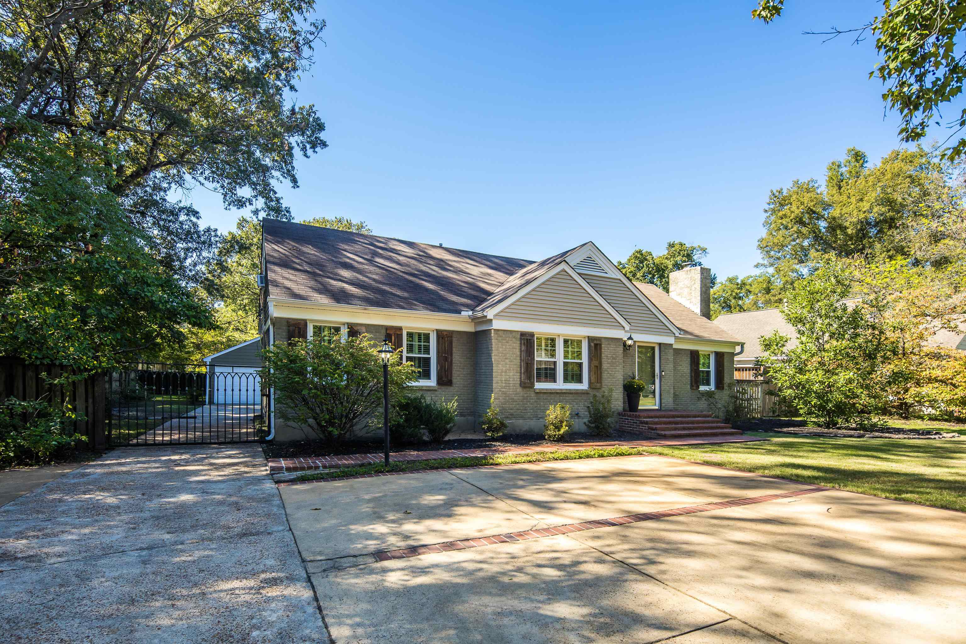 73 North Goodlett Street Memphis, TN 38117 - Photo 4 of 36 a front view of a house with a garden