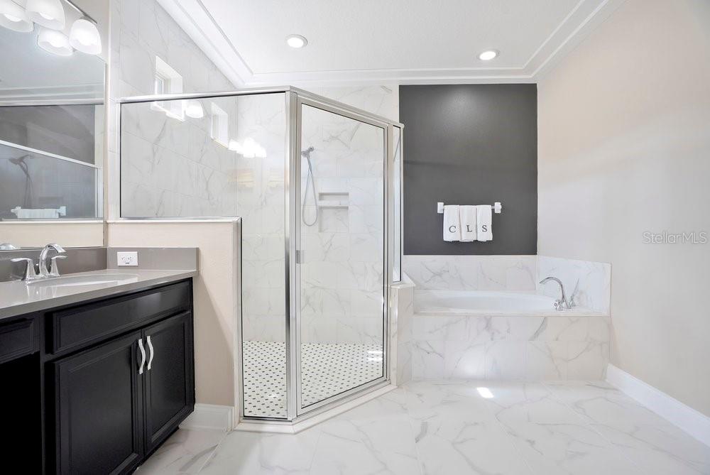 805 Riviera Bella Drive DeBary, FL 32713 - Photo 40 of 86 a bathroom with a bathtub and a sink