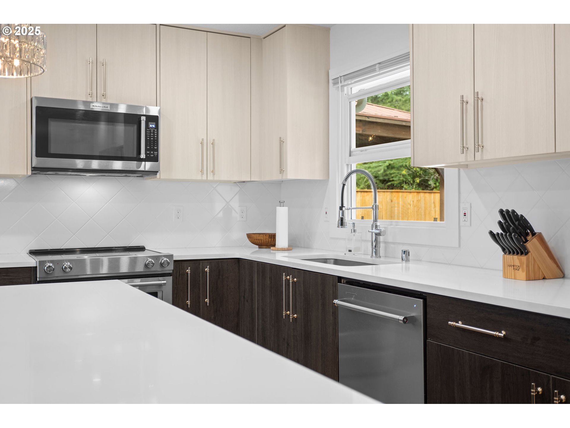 207 Phoenix Way Vancouver, WA 98661 - Photo 20 of 48 a kitchen with a sink and a microwave