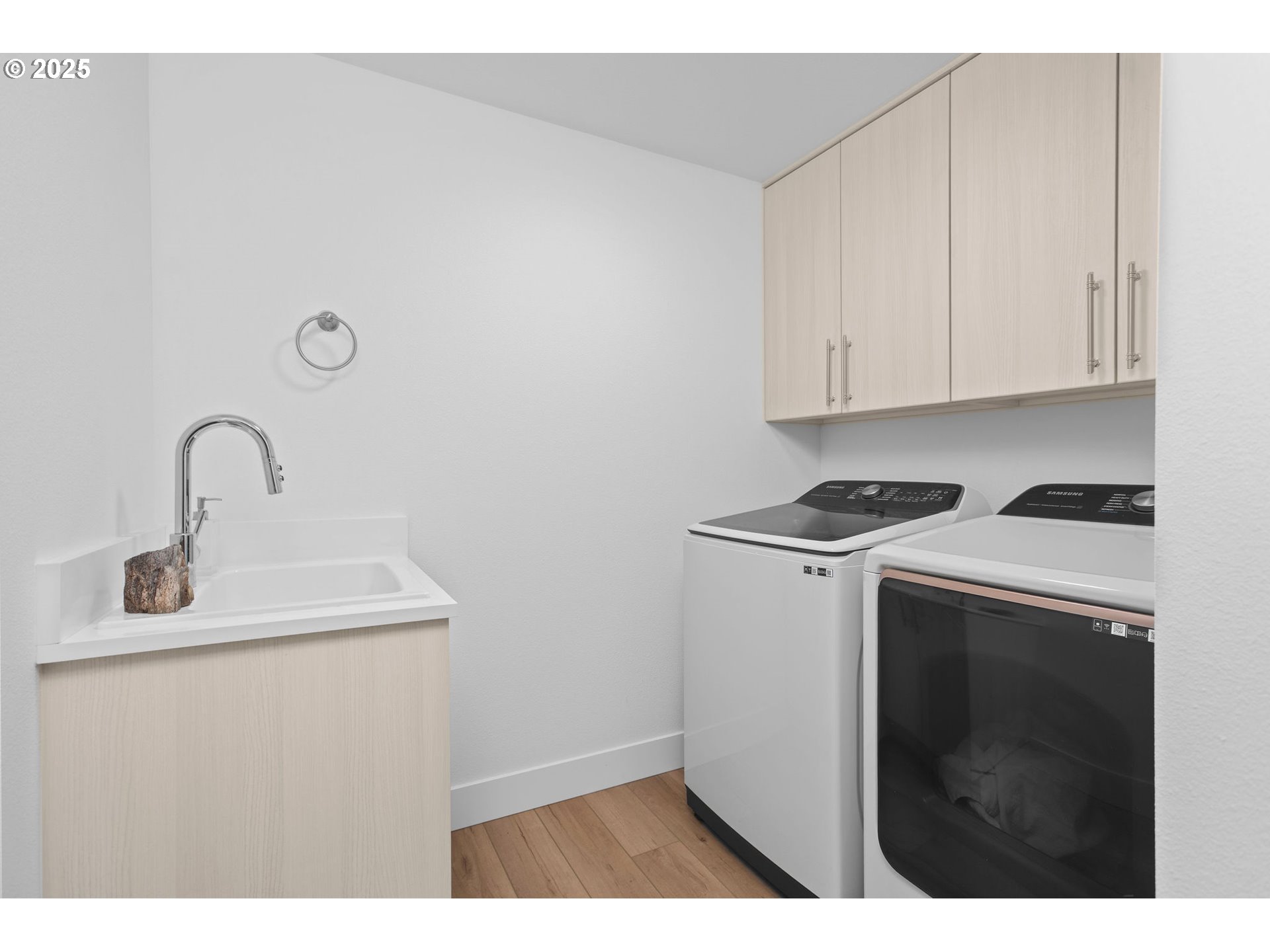 207 Phoenix Way Vancouver, WA 98661 - Photo 21 of 48 a utility room with dryer and washer