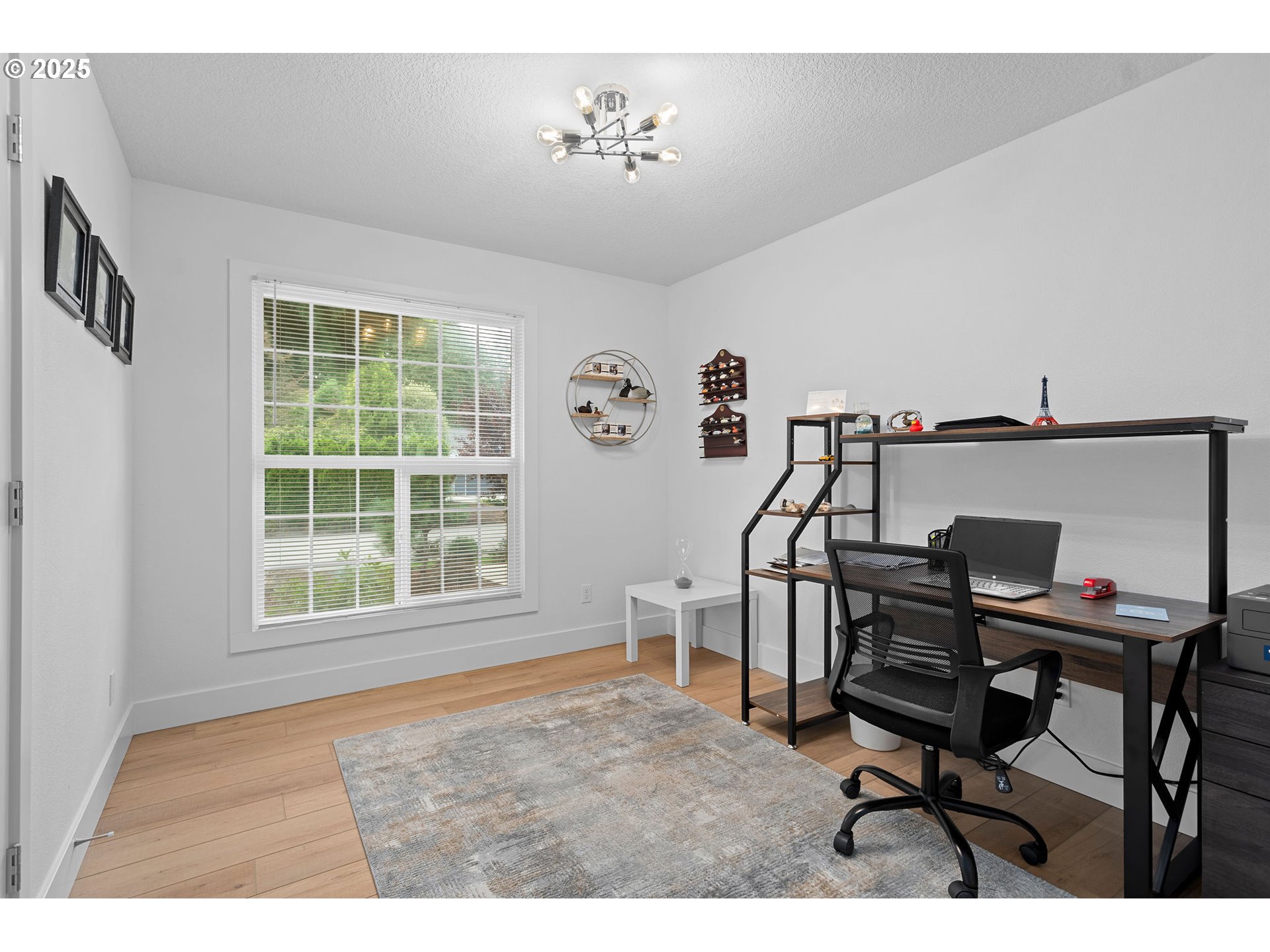 207 Phoenix Way Vancouver, WA 98661 - Photo 23 of 48 a workspace with furniture and a window