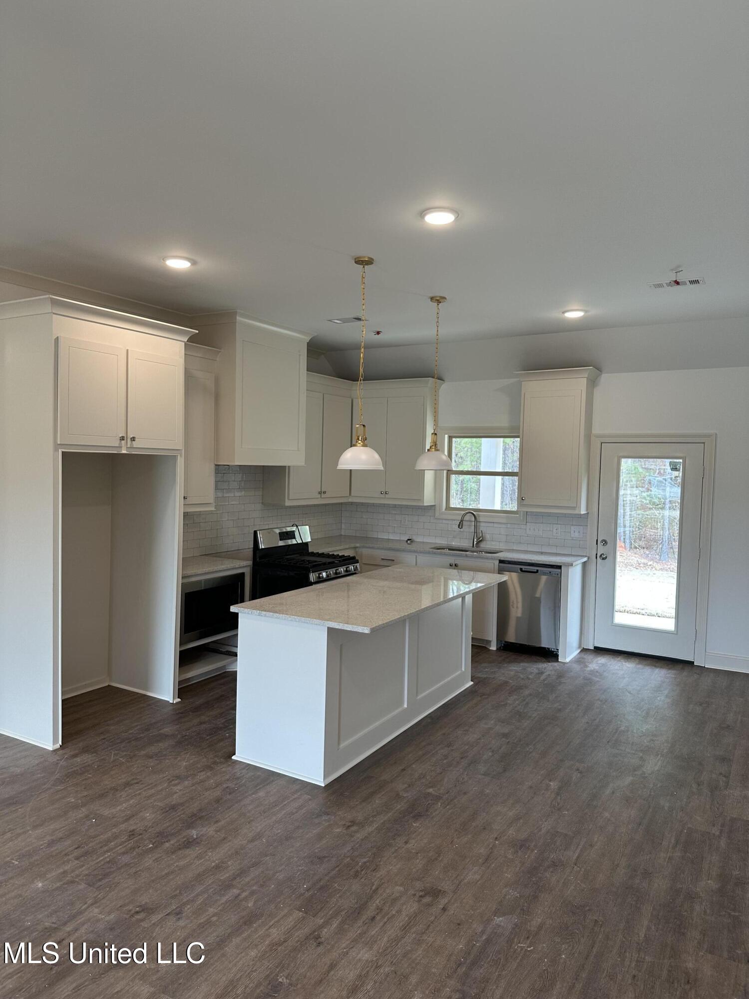 947 Riverside Lane Pearl, MS 39208 - Photo 3 of 10 IMG_1945