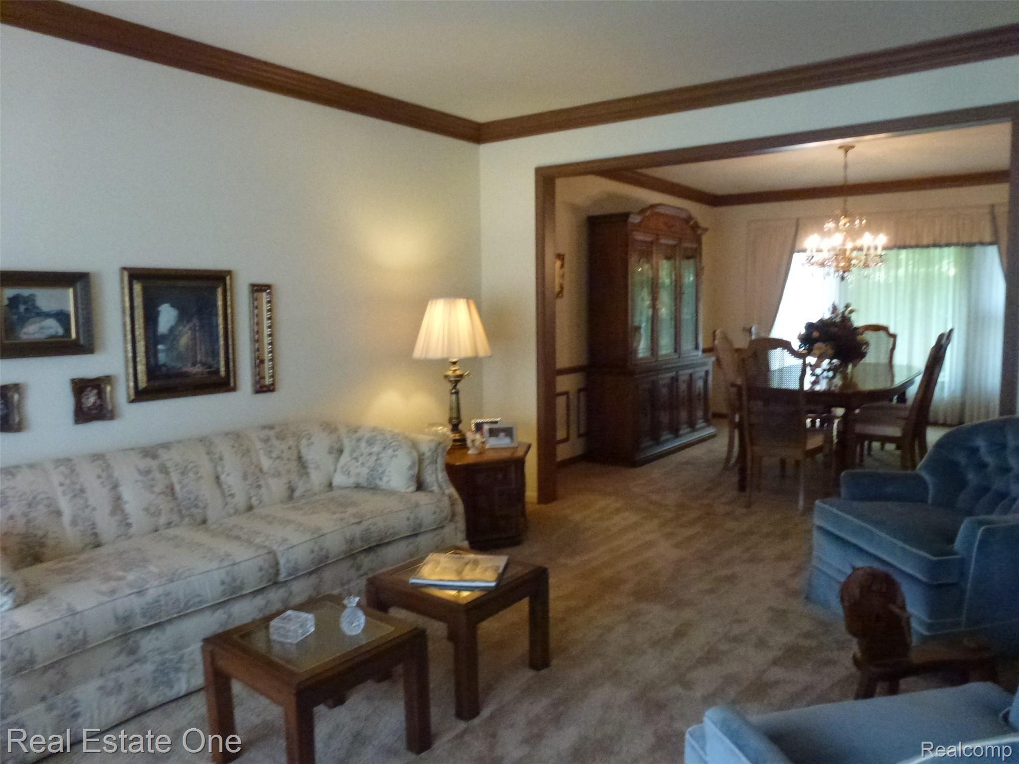634 Shellbourne Drive Rochester, MI 48309 - Photo 15 of 52 P1070115.JPG Living Room to Dining Room