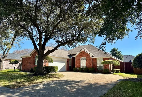 $2,300 | 4938 Water Oak Drive, Grand Prairie, TX 75052