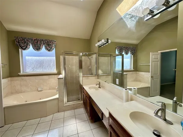 $2,300 | 4938 Water Oak Drive, Grand Prairie, TX 75052