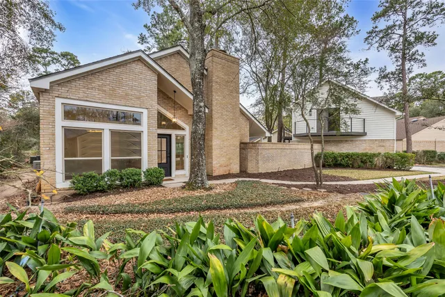 $950,000 | 4 North Autumnwood Way, The Woodlands, TX 77380