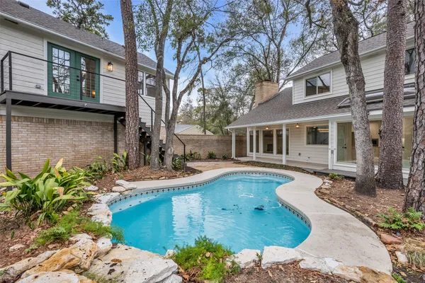 $899,999 | 4 North Autumnwood Way, The Woodlands, TX 77380