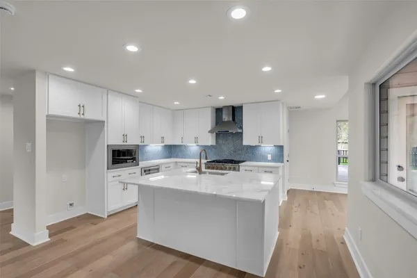 $899,999 | 4 North Autumnwood Way, The Woodlands, TX 77380