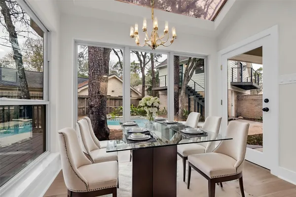 $899,999 | 4 North Autumnwood Way, The Woodlands, TX 77380