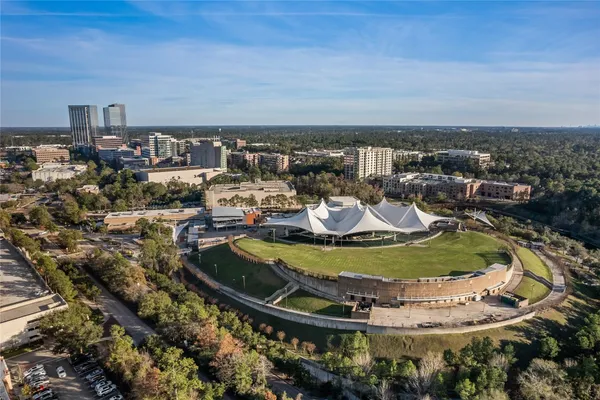 $899,999 | 4 North Autumnwood Way, The Woodlands, TX 77380