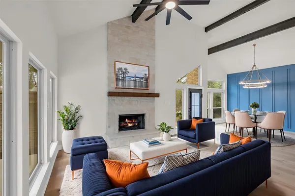 $899,999 | 4 North Autumnwood Way, The Woodlands, TX 77380
