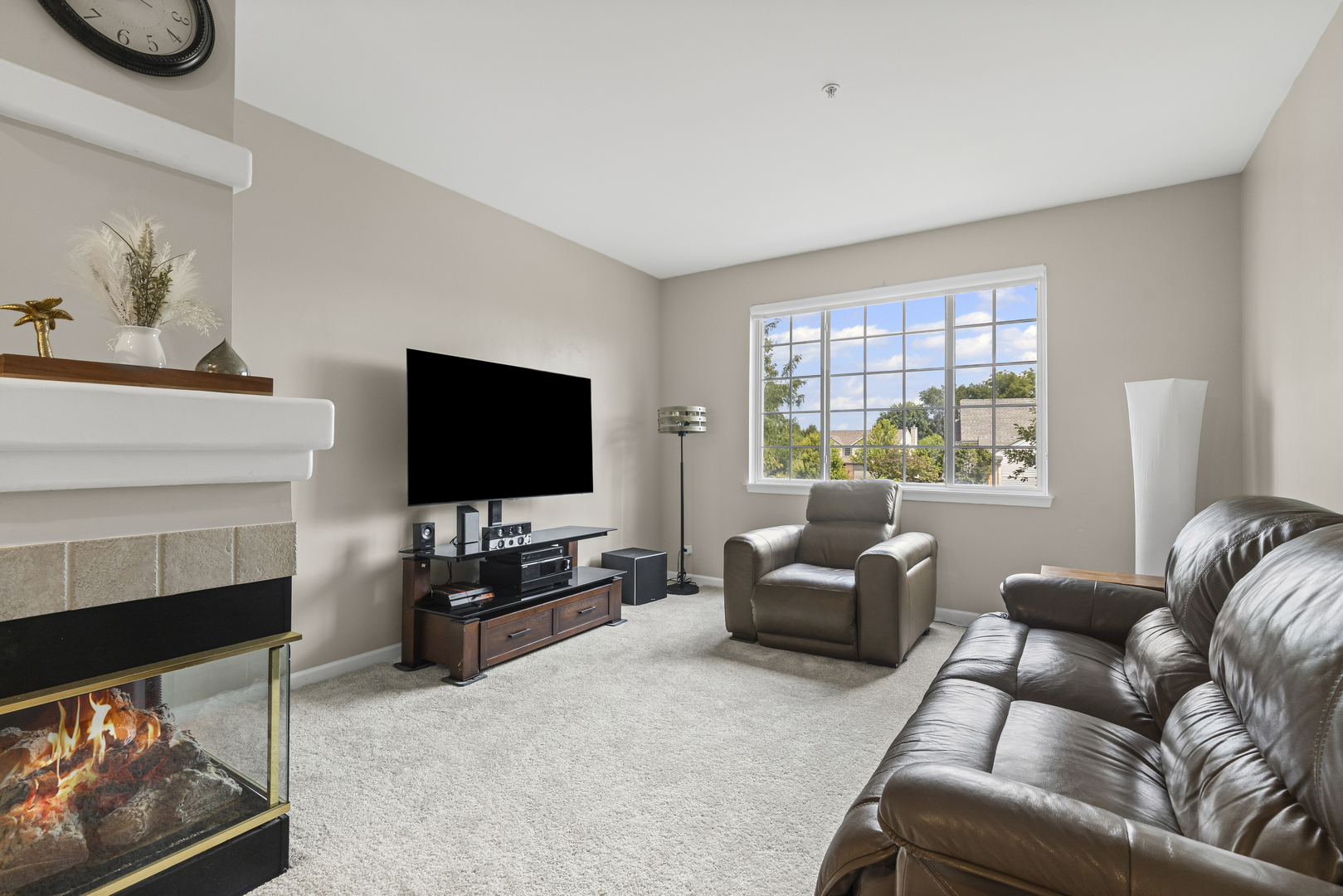 1719 Sienna Court Wheeling, IL 60090 - Photo 3 of 18 a living room with furniture and a flat screen tv