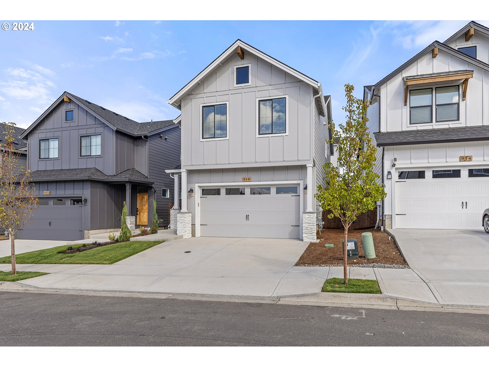918 Northwest 178th Street Ridgefield, WA 98642 - Photo 4 of 47 a front view of a house with a yard and garage