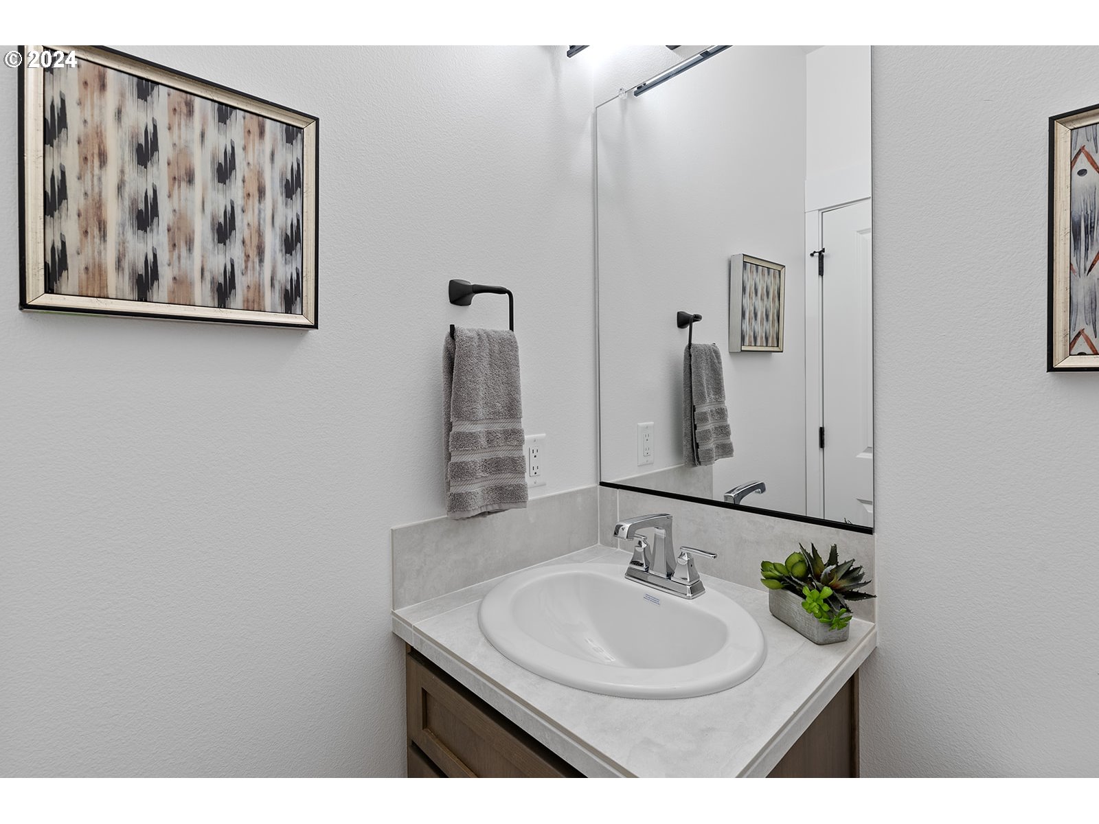 918 Northwest 178th Street Ridgefield, WA 98642 - Photo 10 of 47 a bathroom with a sink and a mirror