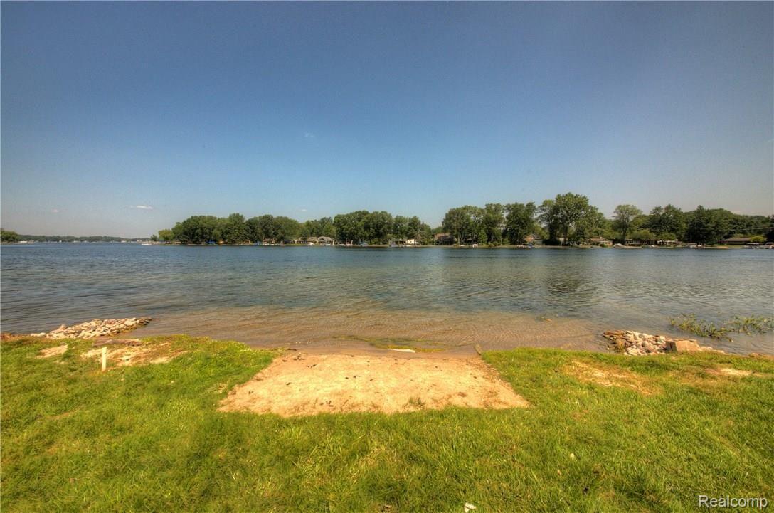5755 Longpoint Drive Howell, MI 48843 - Photo 17 of 59 930A8975_6_7.jpg