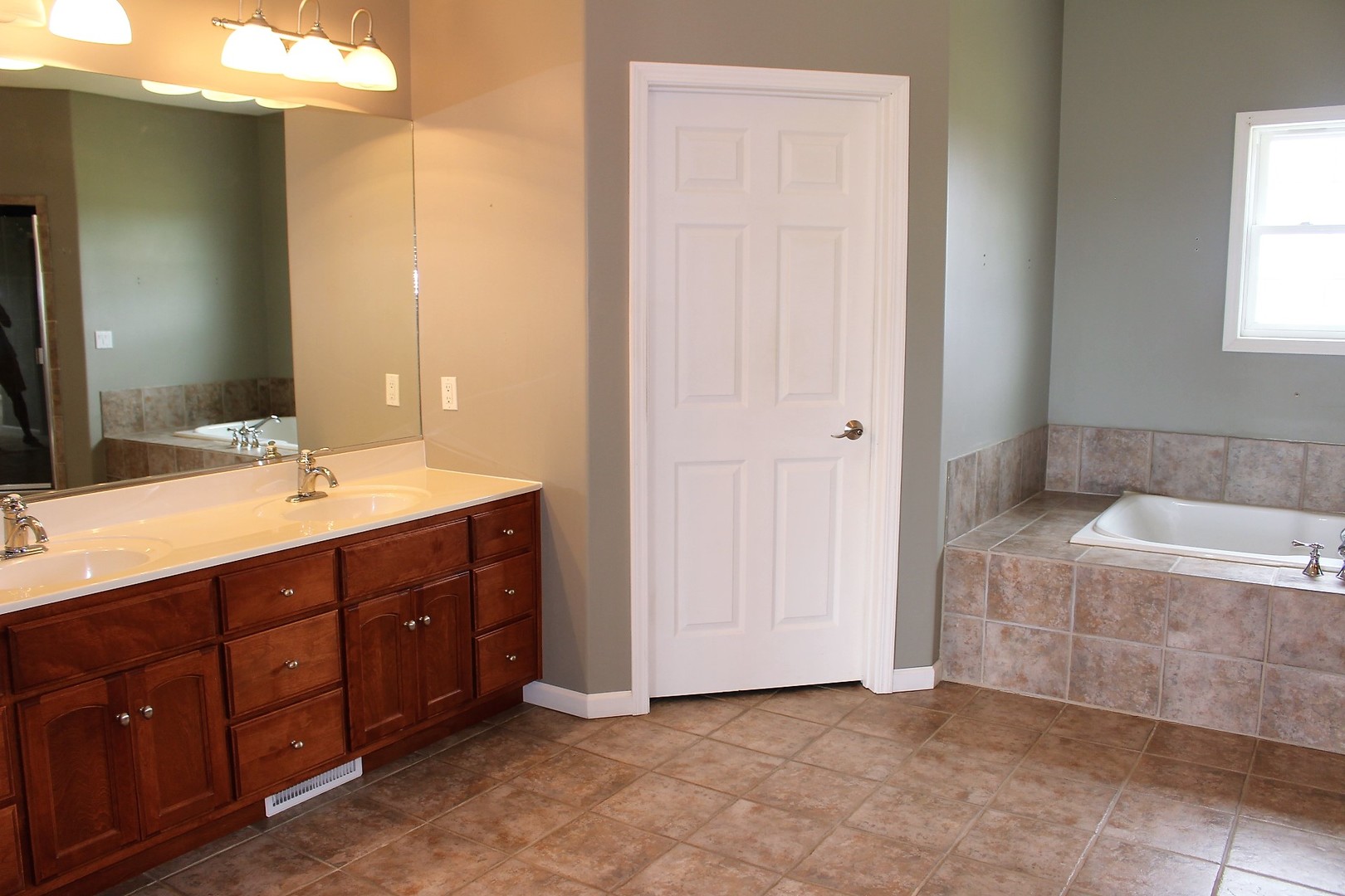 3978 Connors Road Clinton, IL 61727 - Photo 21 of 34 a bathroom with a tub a sink and mirror