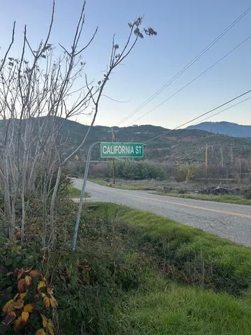 a view of a back yard