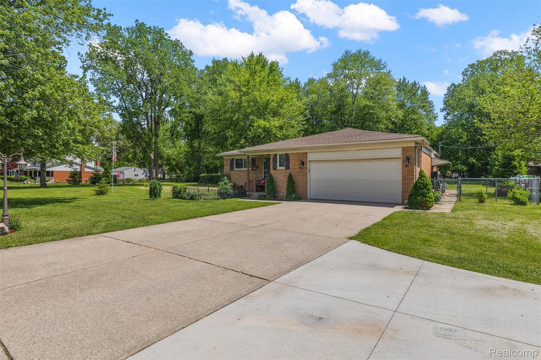 31588 Hayes Road Fraser, MI 48026 - Photo 3 of 58 31588 Hayes-3.jpg