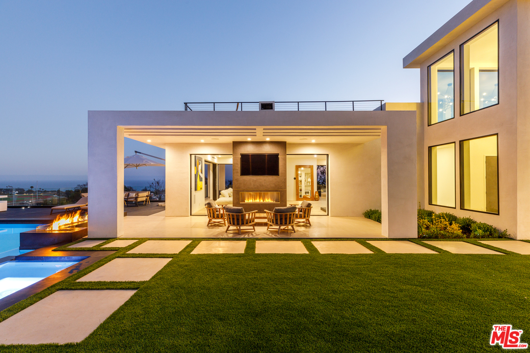 5944 Filaree Heights Road Malibu, CA 90265 - Photo 30 of 33 a living room with furniture